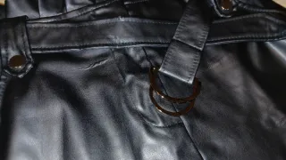 Falda negra de cuero con vuelo