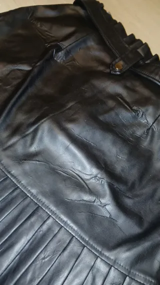 Falda negra de cuero con vuelo