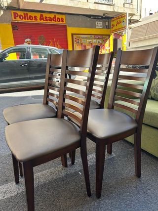 Juego de 4 sillas de madera