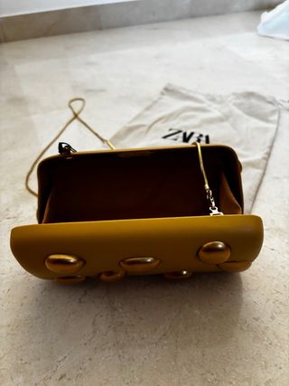Bolso rígido Zara amarillo detalles dorados