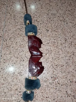 Decoración artesanal con plumas y cuentas