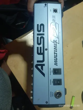 Mesa de mezclas Alesis MultiMix 12FX