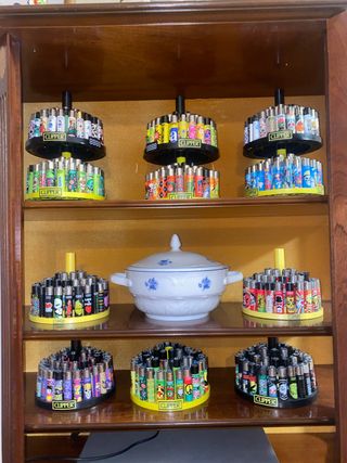 Collezione 528 accendini Clipper + 11 espositori