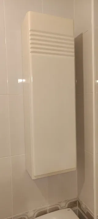 Espejo de baño con estantería y mueble colgado.