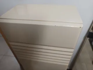 Espejo de baño con estantería y mueble colgado.