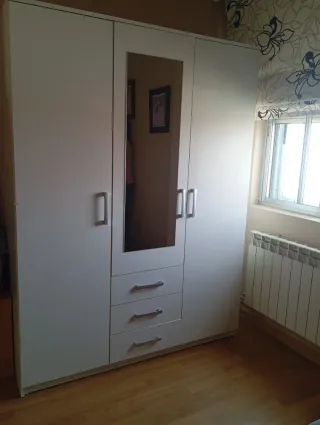 Armario grande blanco con espejo