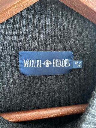 Jersey de cuello alto gris