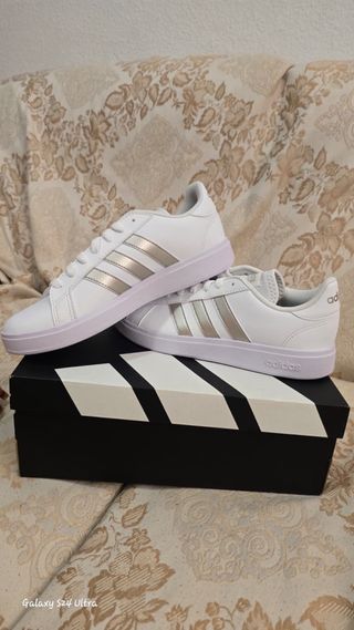 Zapatillas Adidas Blancas y Plateadas Talla 40