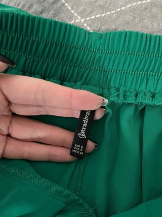Pantalón verde fluido Stradivarius Talla S