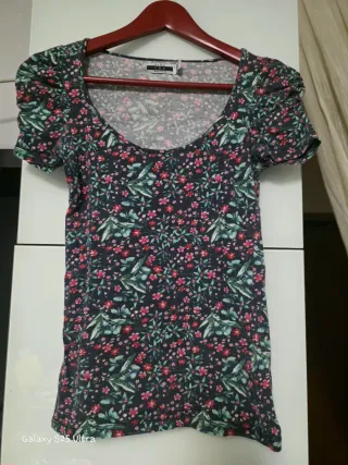 Camiseta Zara estampado floral, manga corta.