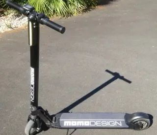 Patinete Eléctrico MOMO DESIGN un par de usos