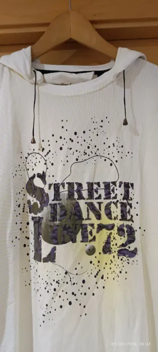 Camiseta con capucha New Caro