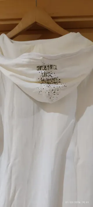 Camiseta con capucha New Caro