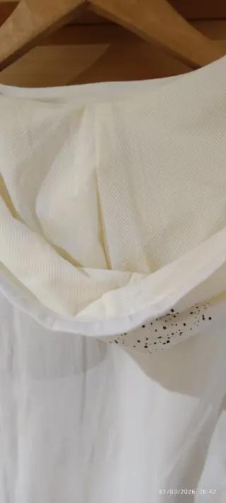 Camiseta con capucha New Caro