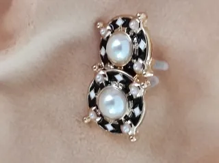 Orecchini tondi perla smalto bianco nero