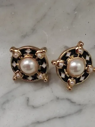 Orecchini tondi perla smalto bianco nero