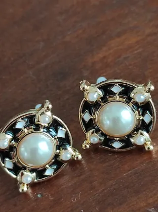 Orecchini tondi perla smalto bianco nero