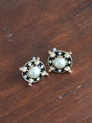 Orecchini tondi perla smalto bianco nero