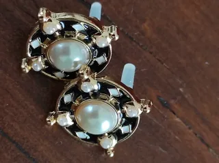 Orecchini tondi perla smalto bianco nero