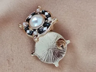 Orecchini tondi perla smalto bianco nero