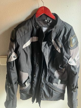 Chaqueta de moto negra y gris