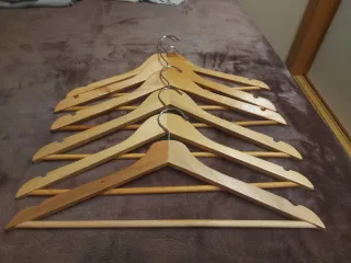 Perchas de madera y metal