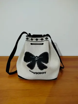 Bolso cubo nailon blanco roto con lazada negra