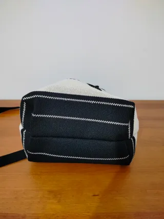 Bolso cubo nailon blanco roto con lazada negra