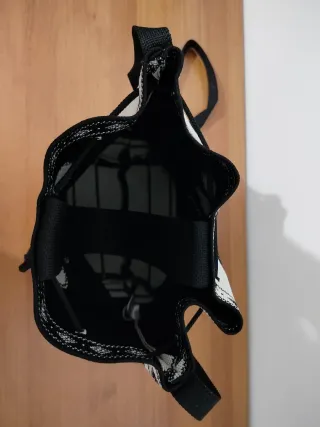 Bolso cubo nailon blanco roto con lazada negra