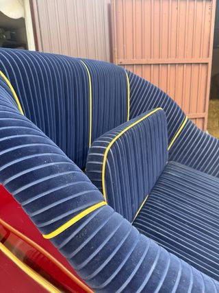 Carruaje azul y burdeos