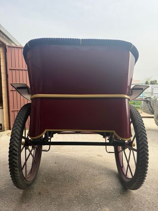 Carruaje azul y burdeos