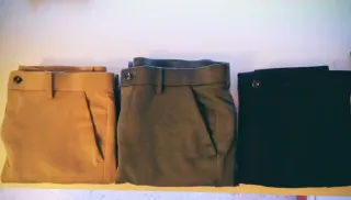 Pantalones de traje beige, negro y gris