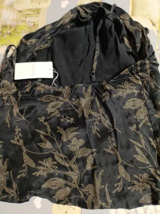 Blusa Kookai negra con estampado dorado