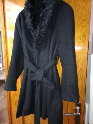 Abrigo de paño negro con cinturón