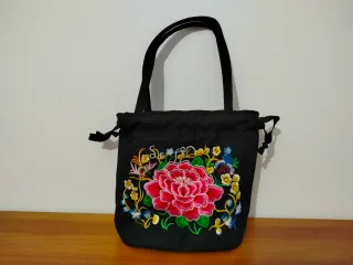 Bolso cubo lona negra peonía bordada