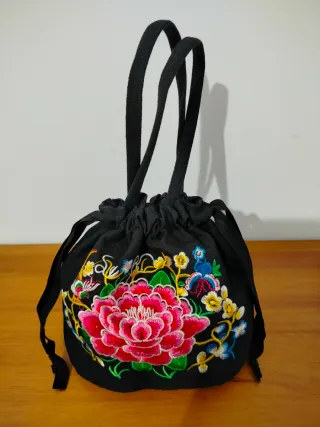 Bolso cubo lona negra peonía bordada