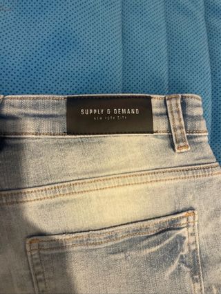 Pantalones vaqueros desgastados