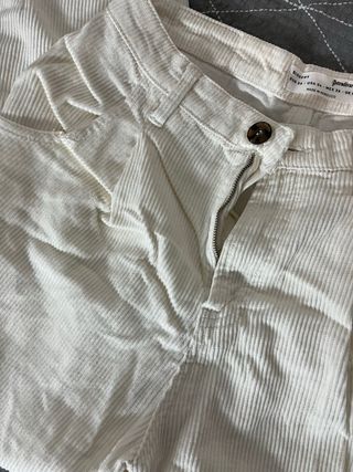 Pantalón pana blanco Stradivarius T.36