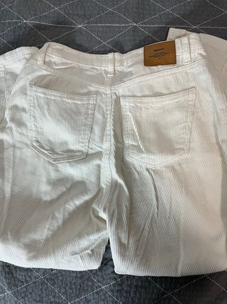 Pantalón pana blanco Stradivarius T.36