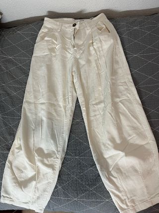 Pantalón pana blanco Stradivarius T.36