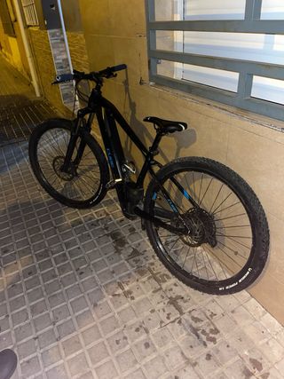Bicicleta Eléctrica Cube Negra
