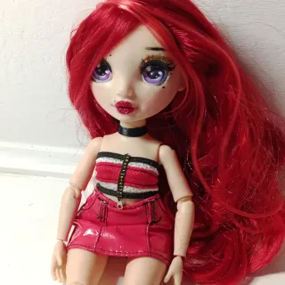 Muñeca Rainbow High con accesorios