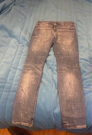 Pantalones vaqueros desgastados con pintura