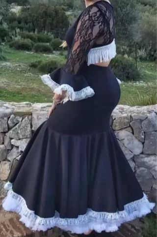 Traje Flamenca Negro con Encaje Blanco