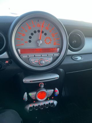 MINI Cooper automático, con levas en el volante.