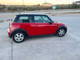 MINI Cooper automático, con levas en el volante.