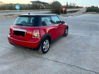 MINI Cooper automático, con levas en el volante.