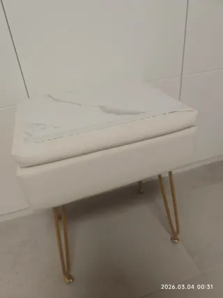 Taburete blanco con almacenaje y patas doradas