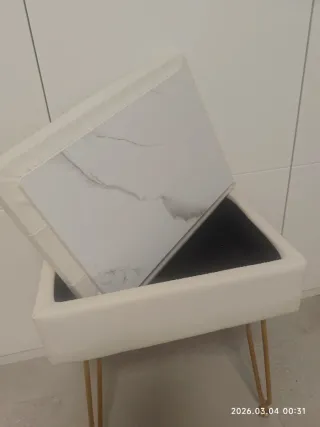 Taburete blanco con almacenaje y patas doradas