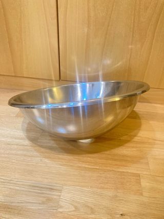 Lavabo de acero inoxidable sobre encimera.